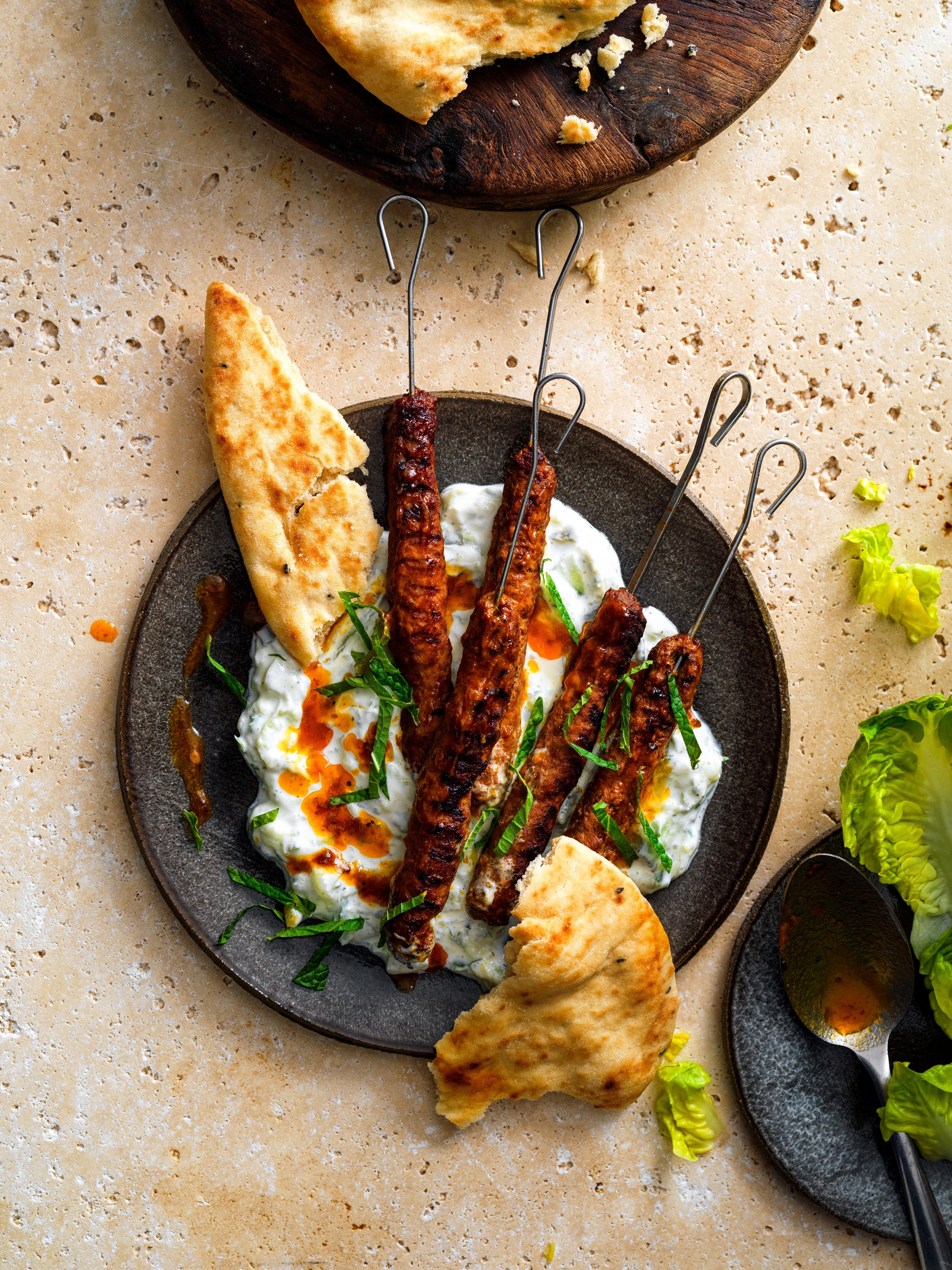 Lamsköfte met merguez, tzatziki en naanbrood